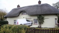 skynews-van-crash-thatched-cottage_4125693.jpg