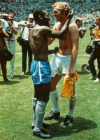 pele_bobby_moore_1970.jpg