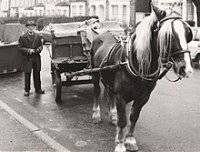 16-24-34-220px-Rag-and-bone_man,_Streatham,_London,_1985.jpg