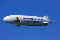 zeppelin-mit-werbung-fuer-das-museum-in-friedrichshafen.jpg