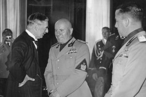 Bundesarchiv_Bild_183-R99301,_Münchener_Abkommen,_Chamberlain,_Mussolini,_Ciano.jpg