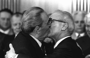 socialist_kiss_brezhnev_honecker_1979_2070x.png