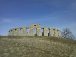 1280px-Samuel_Hill_Stonehenge.jpg