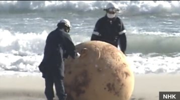 On a beach in Japan, with breakers crashing behind them, two intrepid scientists puzzle over a large spherical alien artefact, not unlike a perfectly geometric spherical hi tech turnip (or Swede if you’re English).  I wouldn’t be them. Not for anything. I wonder if Amy Adams is nearby with an Etch-a-Sketch?  