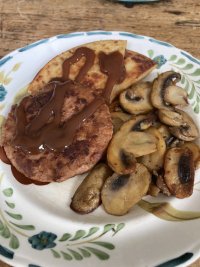 Veggie sausage burger avec des tattie scones frittes et des mushrooms, in a jus de broon.