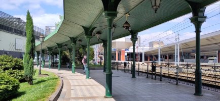 Nice old fashioned looking covered walkway outside the station 