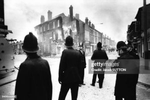 policiers-après-les-émeutes-raciales-dans-le-quartier-de-toxteth-à-liverpool-en-juillet-1981.jpg