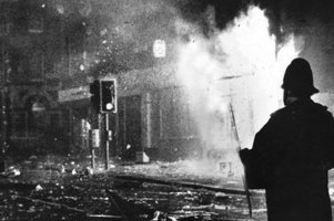 lone-policeman-with-riot-shield-on-park-road-during-the-toxteth-riots-284793083.jpg