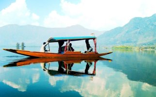 shikara-ride-in-kashmir.jpg