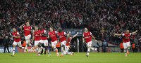 Arsenal-players-run-to-ce-025.jpg