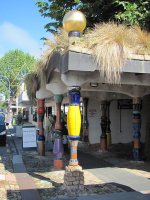 Hundertwasser-WC_aussen.JPG