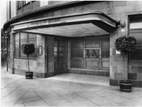 prince of wales saloon bar entrance 1930.JPG