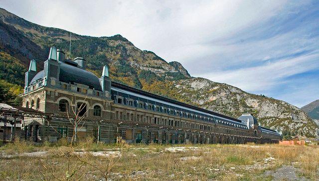 canfranc-station-abandoned-2.jpg