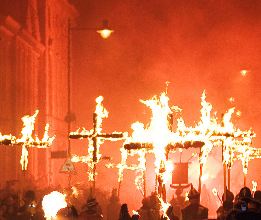 Lewes_Bonfire,_Martyrs_Crosses_02_detail.jpg