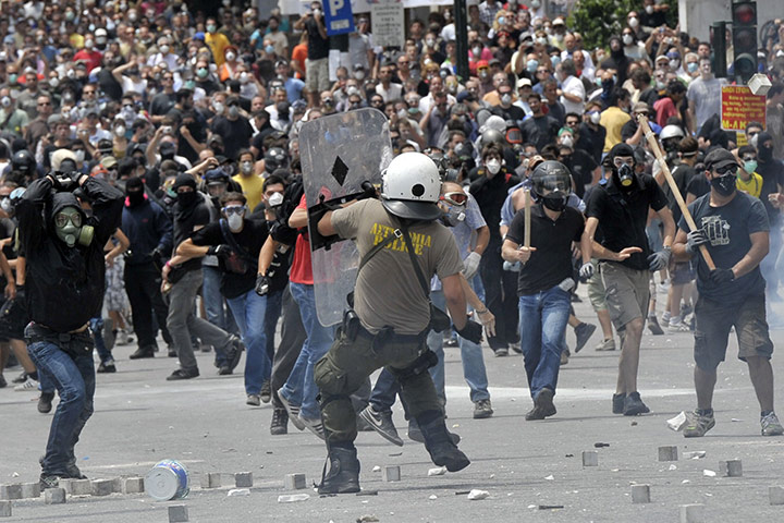 Protestors-clash-with-rio-021.jpg