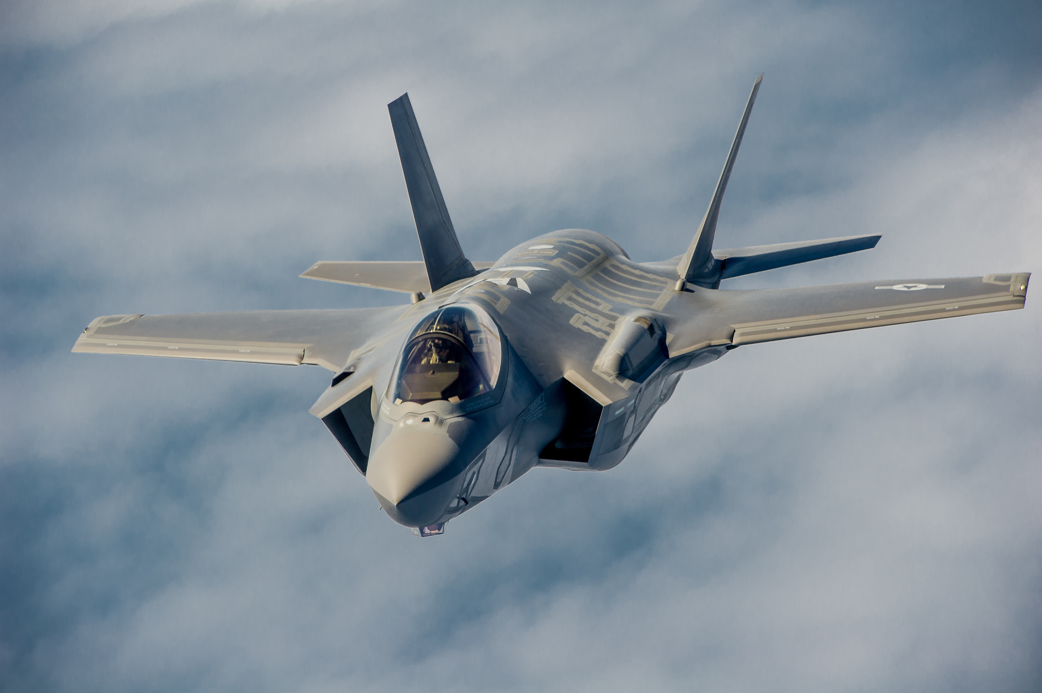 A_U.S._Air_Force_pilot_navigates_an_F-35A_Lightning_II_aircraft_assigned_to_the_58th_Fighter_Squadron,_33rd_Fighter_Wing_into_position_to_refuel_with_a_KC-135_Stratotanker_assigned_to_the_336th_Air_Refueling_130516-F-XL333-496.jpg