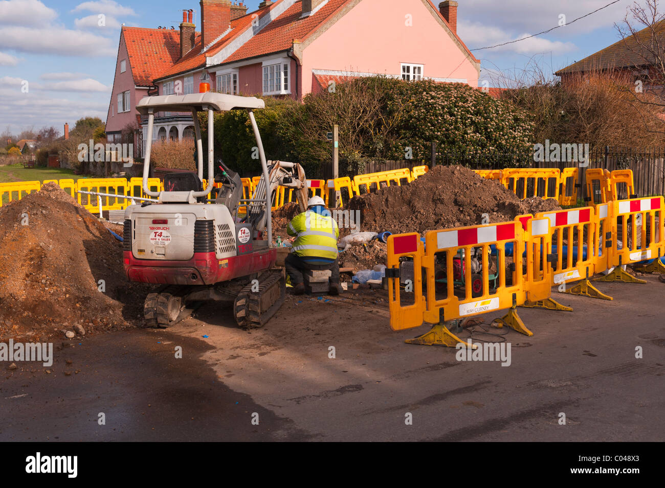 workmen-from-may-gurney-digging-up-the-road-in-southwold-suffolk-england-C048X3.jpg