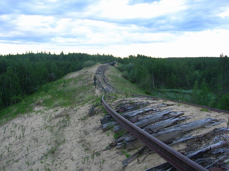 800px-Transpolar_Railway_between_Salekhard_and_Nadym.jpg