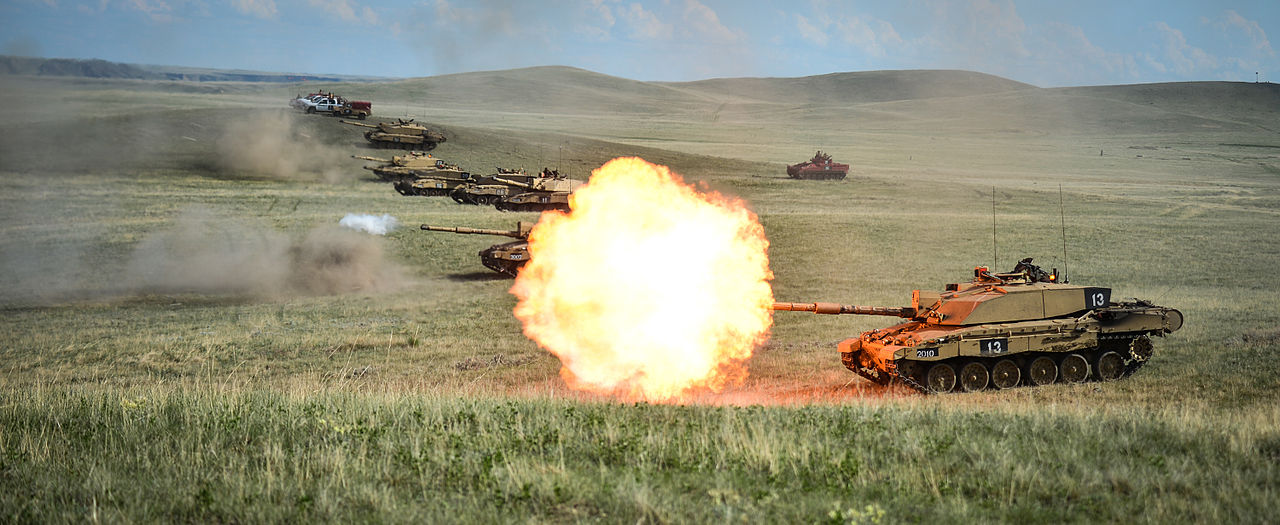 Challenger_2_Tank_Firing_at_BATUS_Canada.jpg