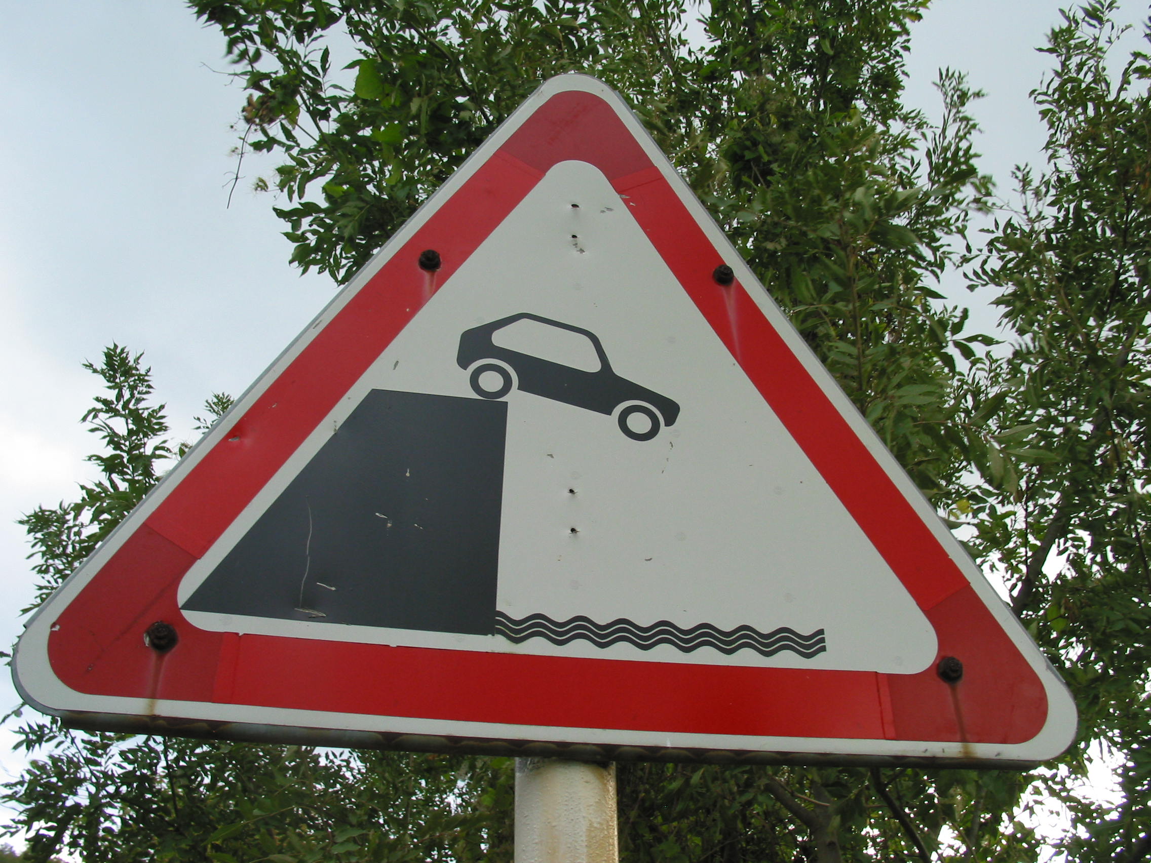 Car_off_cliff_sign.JPG