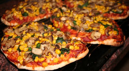 Spinach-mushroom-sweetcorn-pizza.jpg