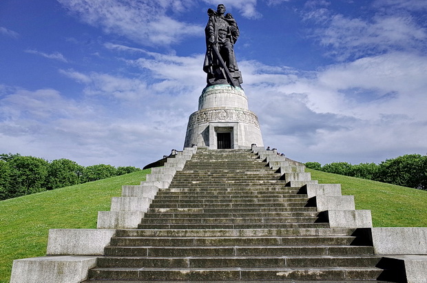 berlin-soviet-war-memorial-treptower-park-15.jpg