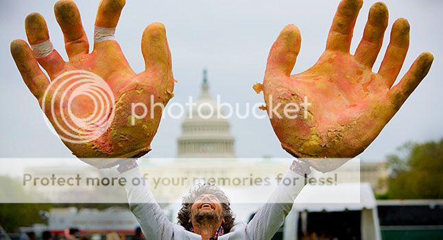 wayne_coyne_big_hands_646_zpse9119cb4.jpg