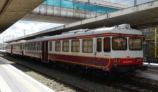 steam-train-roma-ostiense-station-02.jpg