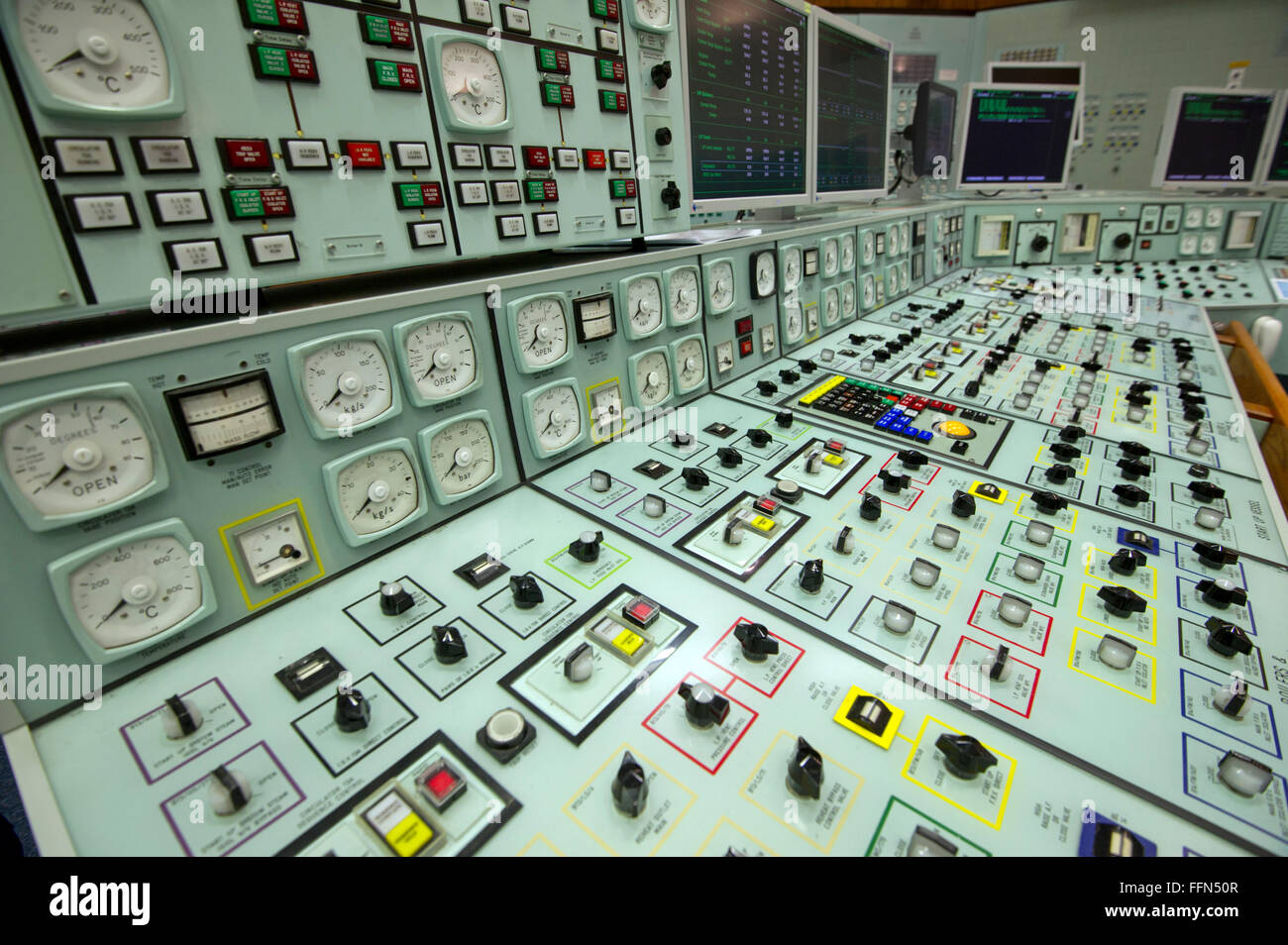 control-room-and-reactor-shut-down-switch-in-hinkley-point-b-nuclear-FFN50R.jpg