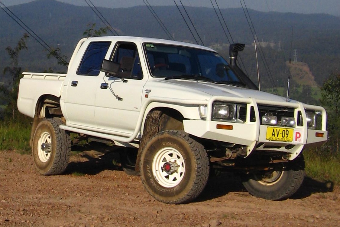 Toyota_Hilux_2.8D_closeup.jpg