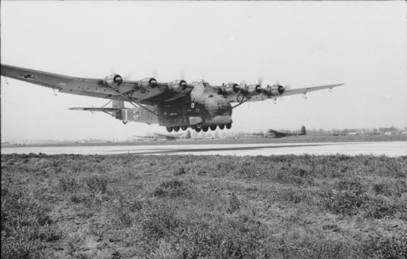 Bundesarchiv_Bild_101I-596-0367-05A,_Flugzeug_Me_323_Gigant.jpg