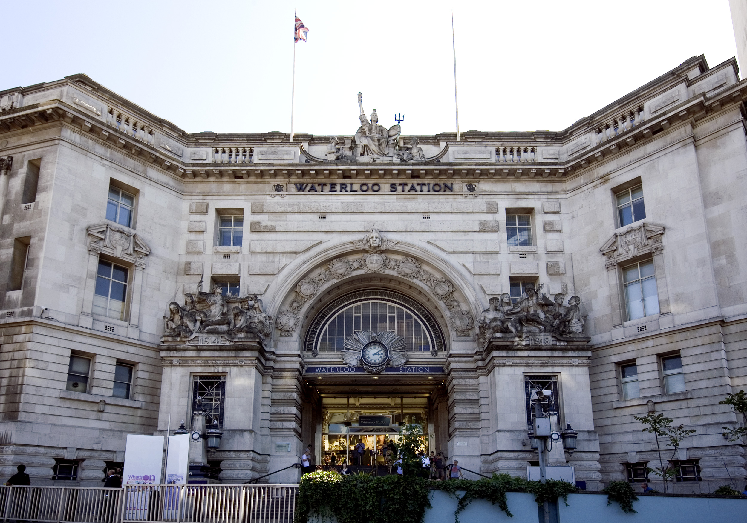 Waterloo_Station_Victory_Arch.jpg