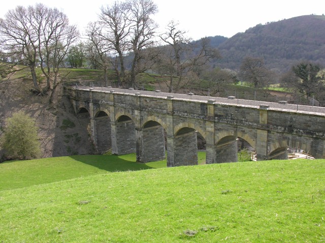 Aqueduct_carrying_water_from_the_Elan_Valley_-_geograph.org.uk_-_310236.jpg