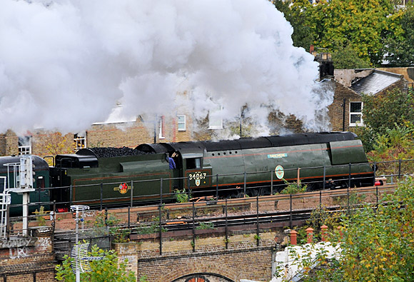 steam-loco-through-brixton-04.jpg