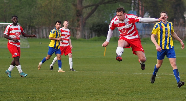 In photos: Peckham fight back to bag all three points at Stansfeld FC, Thurs 20th April 2023