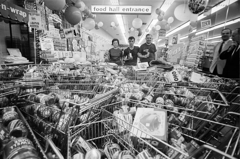 10th August 1966: Mr and Mrs Buzidragis and their son Joe, winners of a US supermarket sweep contest repeat their prize-winning feat in a London Tesco. (Photo by Terry Fincher/Express/Getty Images)