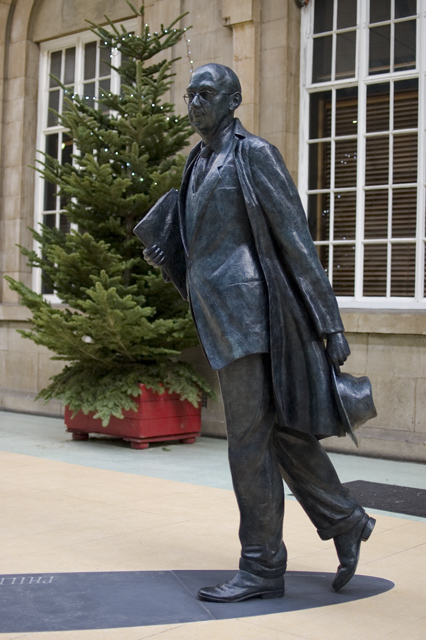 Philip_Larkin_Statue_Hull.jpg