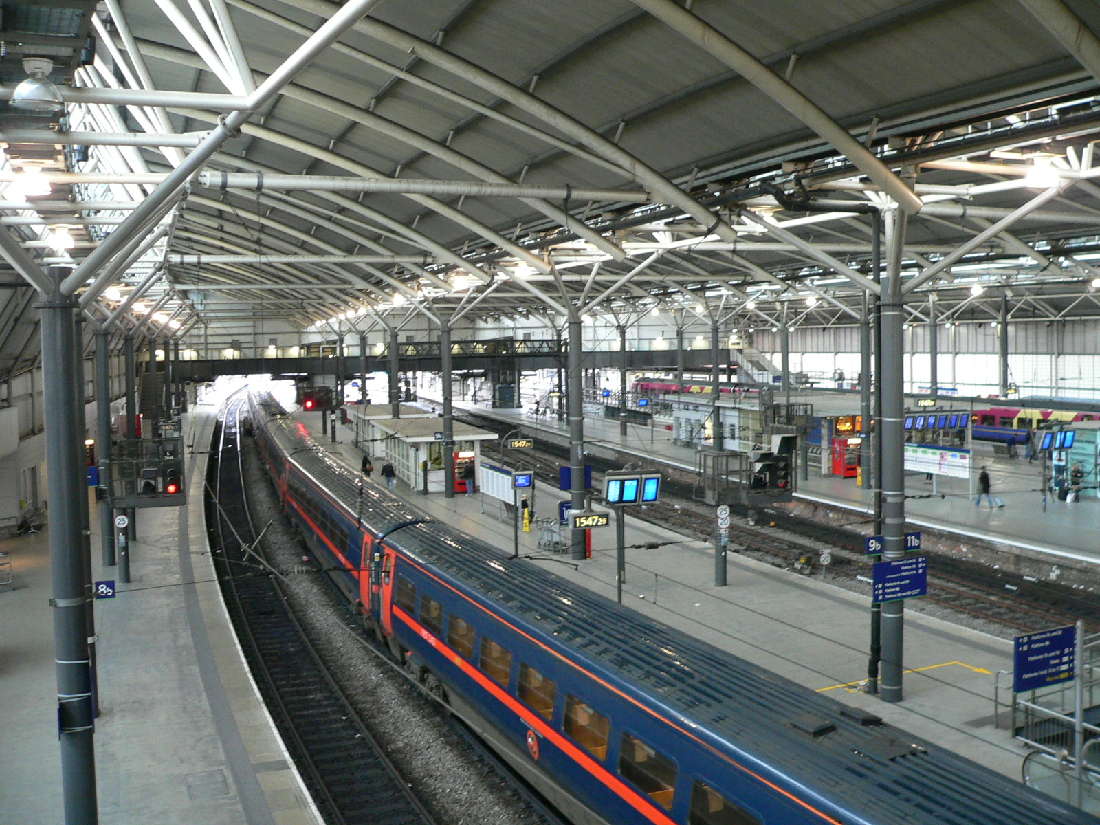 Overview_of_Leeds_City_railway_station_13.jpg