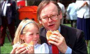 _220166_john_gummer_and_burger300.jpg