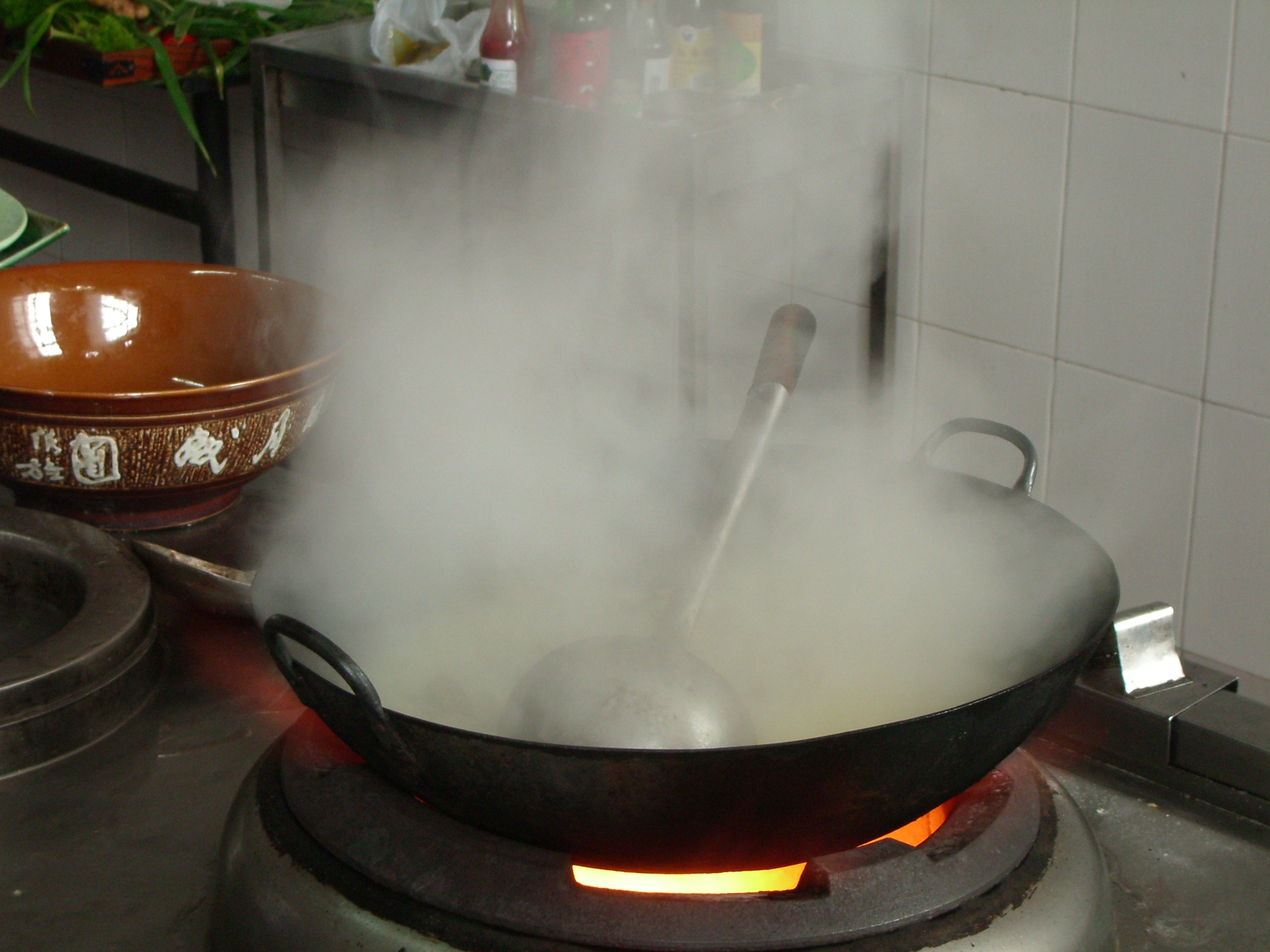 Wok_steaming_by_The_Pocket_in_Nanjing.jpg