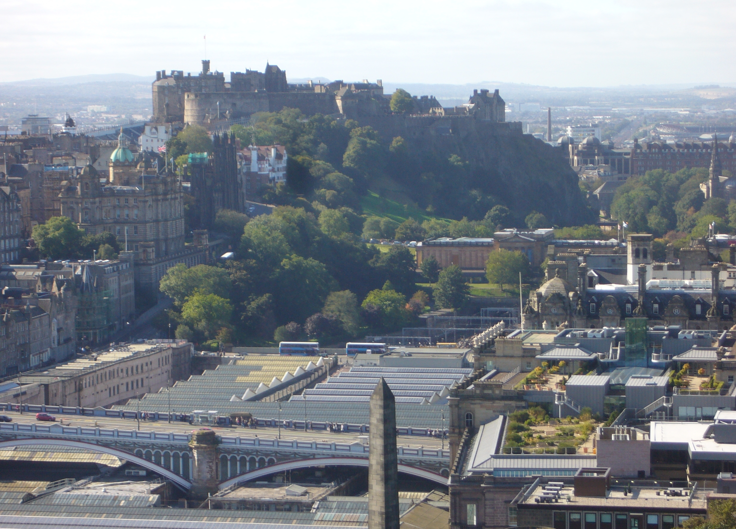 Edinburgh_Castle_and_Waverley_Station.jpg