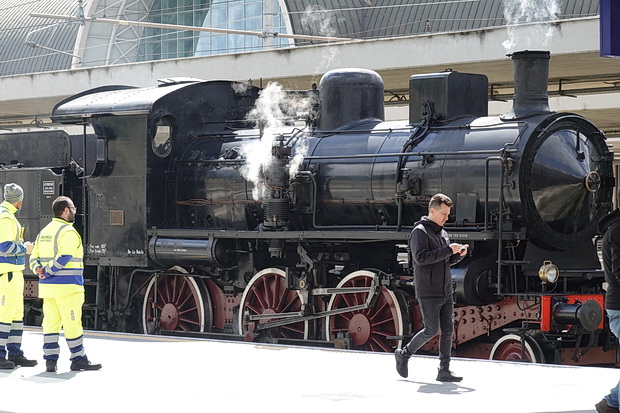 steam-train-roma-ostiense-station-05.jpg