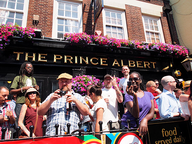 brixton-olympic-torch-02.jpg