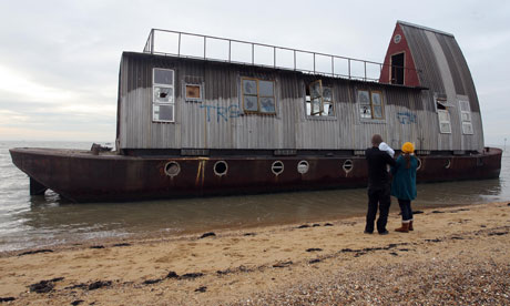 houseboat-washed-up-on-th-007.jpg