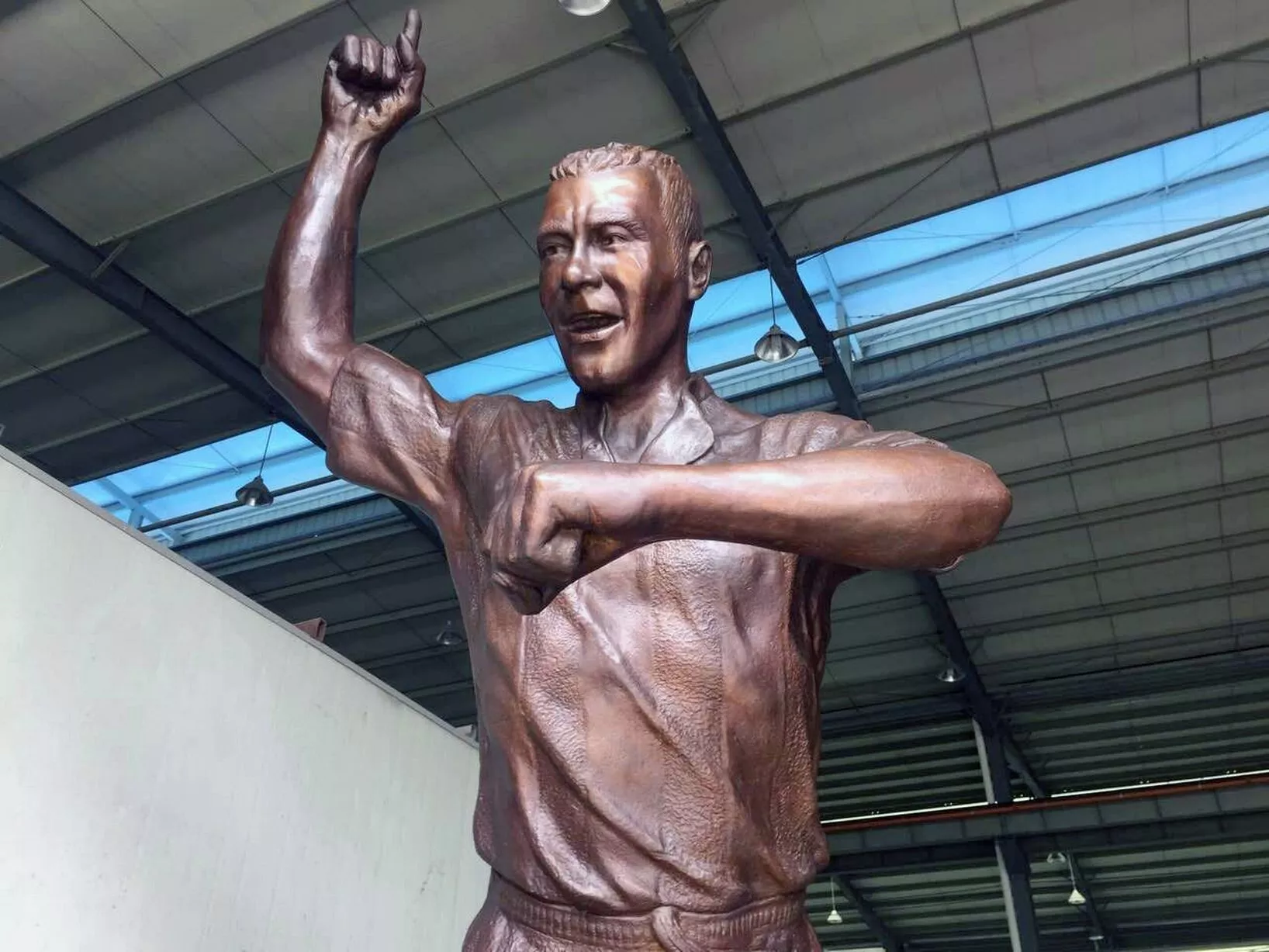 Alan-Shearer-statue.jpg