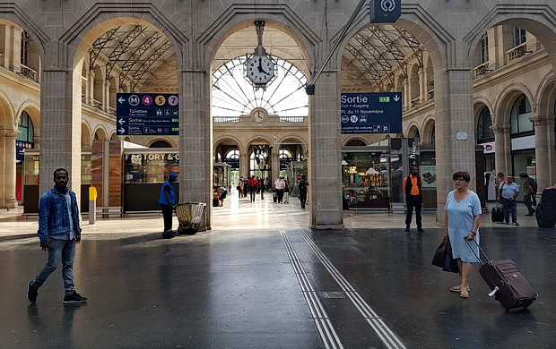 paris-signs-stations-and-stairs-01.jpg