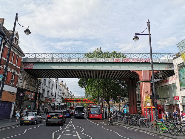 brixton-met-police-graffiti-02.jpg