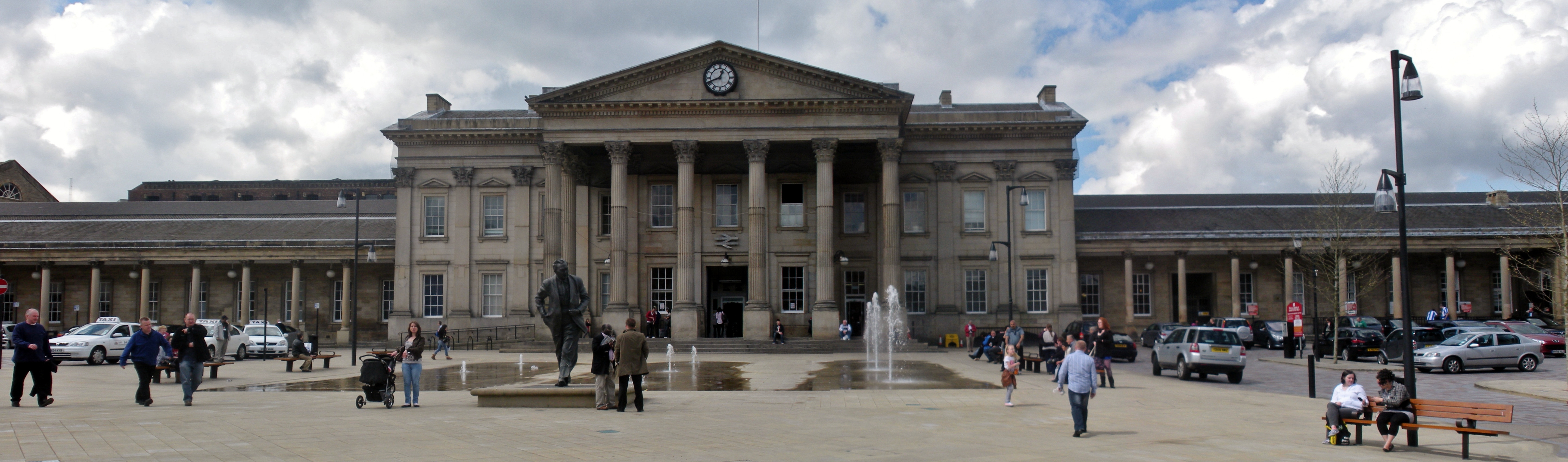 Huddersfield_Railway_Station_(RLH).jpg