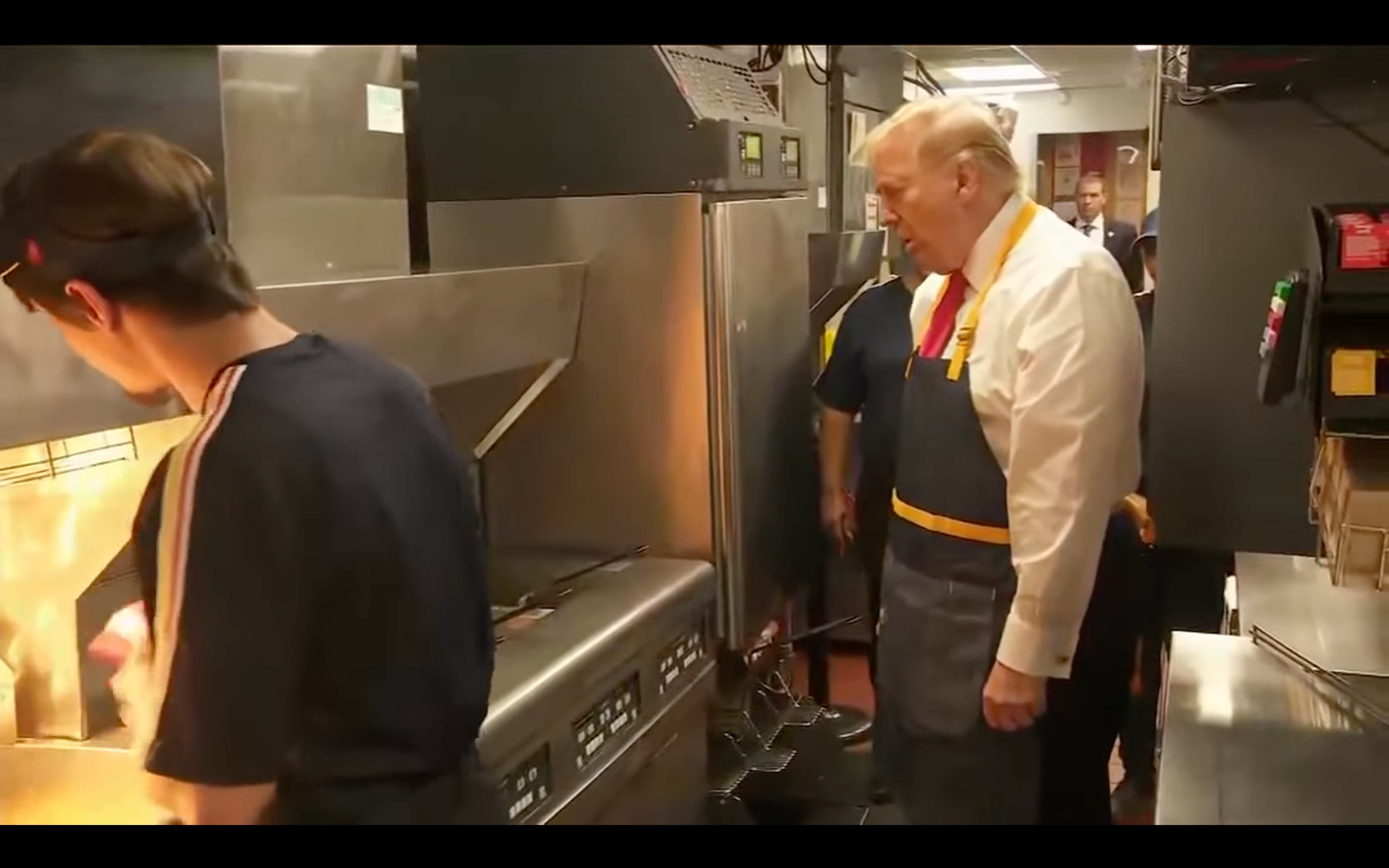 trump-working-at-mcdonalds-today-v0-yv8easjceyvd1.jpg