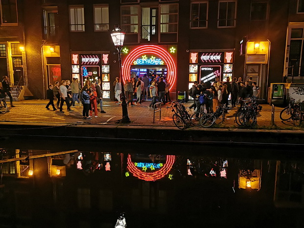 amsterdam-red-light-district-07.jpg